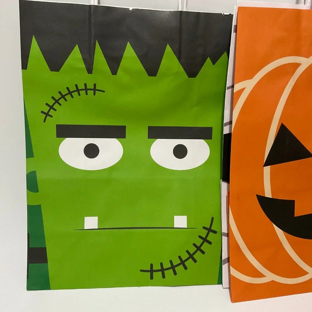 Medium Halloween Character Print Gift Bags, Party Supplies, 13 Pieces